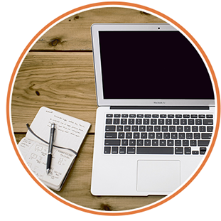 Computer Macbook Buch Holzhintergrund